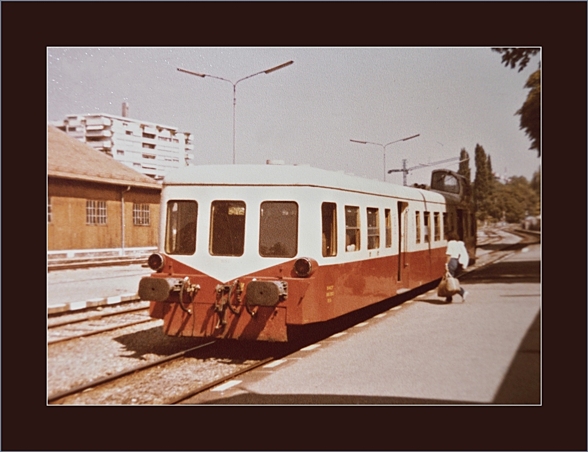 Genève Eaux-Vives, künftig an der CEVA-Strecke Genève - Annmasse mit einem dichten Taktverkehr von SNCF und SBB des LÉMAN EXPRESS Triebzügen zeigte sich am im Herbst 1981 noch als kleine Nebenbahnstation: Ein  Piccasso -Triebwagen bediente die noch nicht elektrifizierte Strecken nach Annemasse. 

Analogbild /110 Film vom 29. Sept. 1981 