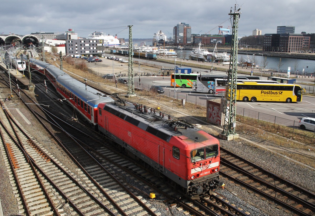Genau abgepasst hat 143 966-0 eine der wenigen Wolkenlcken an diesem 20. Mrz 2016. Sonst war von dem Frhlingsanfang nicht viel im Norden zu merken. Hier ist sie mit der RB77 (RB21117) von Kiel nach Neumnster unterwegs. 