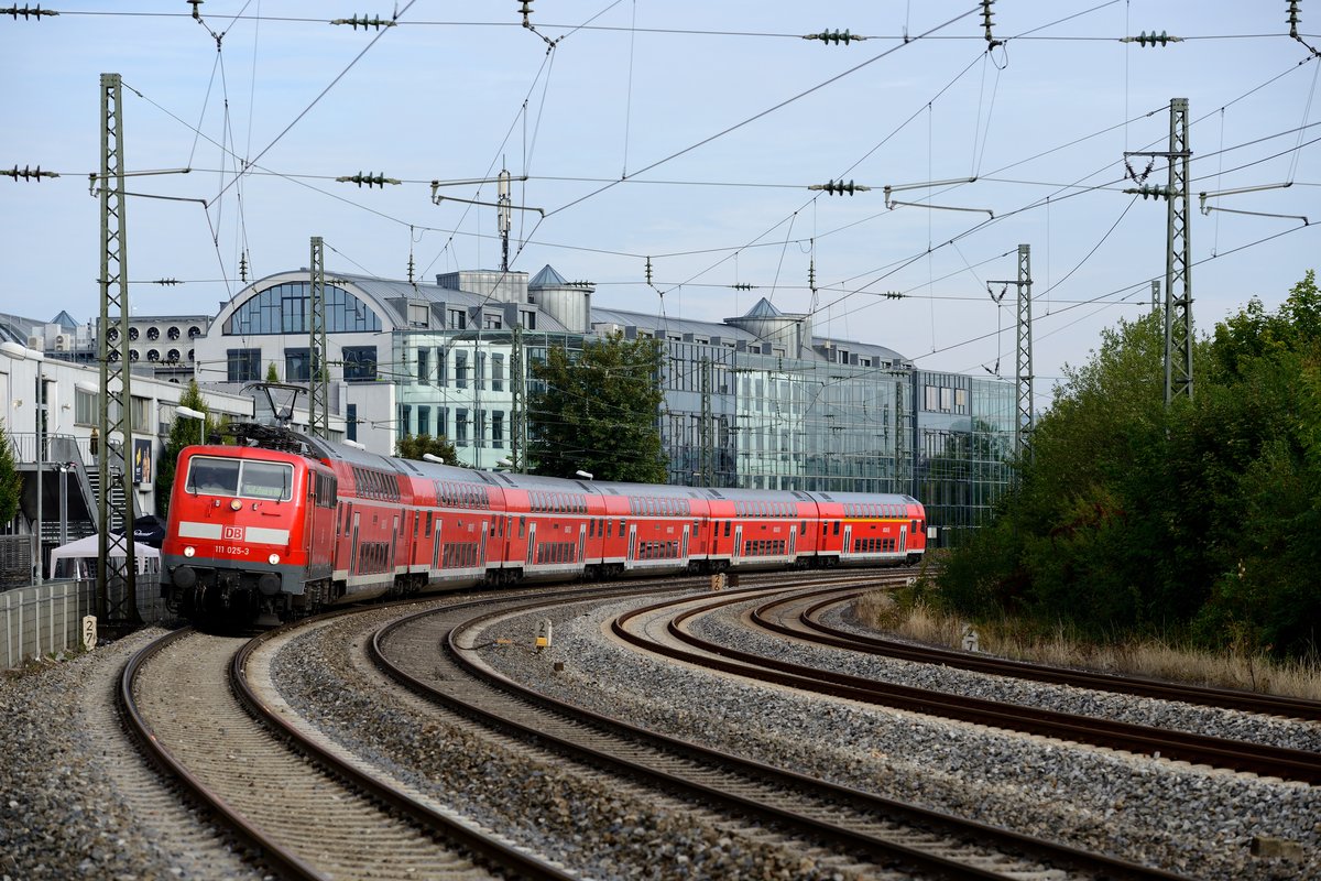 Genau die richtige Länge weisen die sechsteiligen Doppelstockgarnituren für dieses Motiv auf. Zwischen der Landsberger Straße und der Westendstraße legt sich am 22. September 2013 die 111 025 mit RE 79011 nach Salzburg in die Kurve. Nächster Halt in wenigen Minuten: München Ostbahnhof.