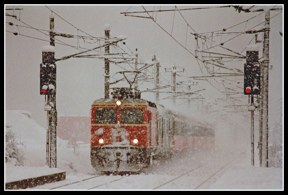 Genau vor 22 Jahren,am 17.03.2000 gab es in der Obersteiermark noch einen späten Wintereinbruch. 1044 024 fährt mit IC512 an diesem Tag bei heftigen Schneetreiben bei Oberaich durchs Murtal.