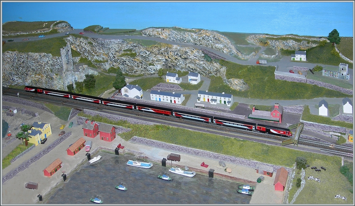 Genauer betrachtet habe ich die heutige LNER Lackierung erst, als  ich ein Modell dieses Zuges in den Händen hielt und beim Aufsetzen auf die Gleise feststellte, dass ich genau überlegen muss, in welcher Richtung ich die Wagen aufs Gleis stelle. Heute sind weitere Wagen aus Schottland eingetroffen und nun kann ich den Zug erst richtig zusammenstellen, wobei der Speisewagen optisch die erste Klasse und die zweite Klasse verbindet. 

Ein T Gauge HST 125 Class 43 in den LNER Farbgebung auf der Fahrt durch Microbritannien. 

3. Februar 2022