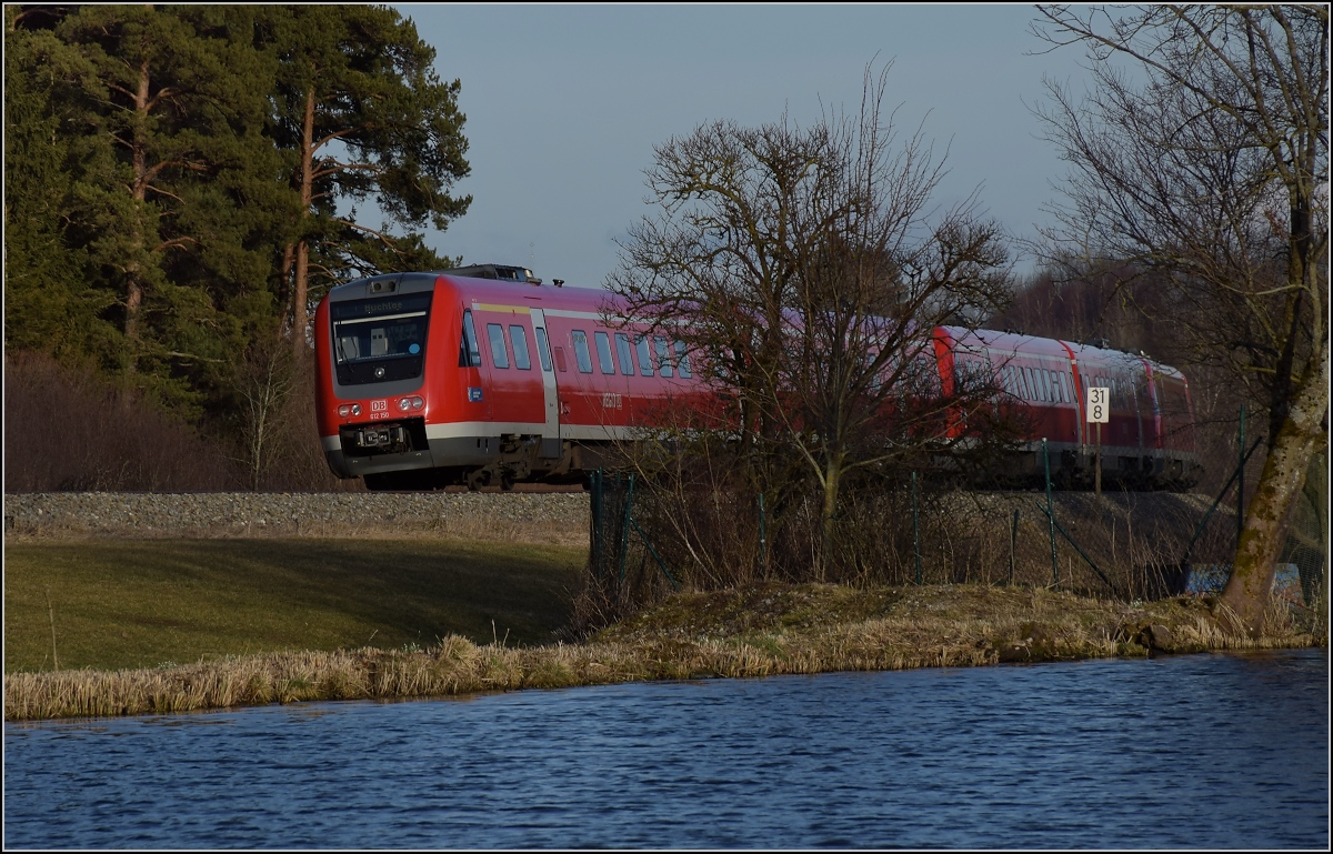 Geneigtes Dreierpack mit 612 159 am Ende beim Kraftwerk Ruderatshofen. Februar 2018.