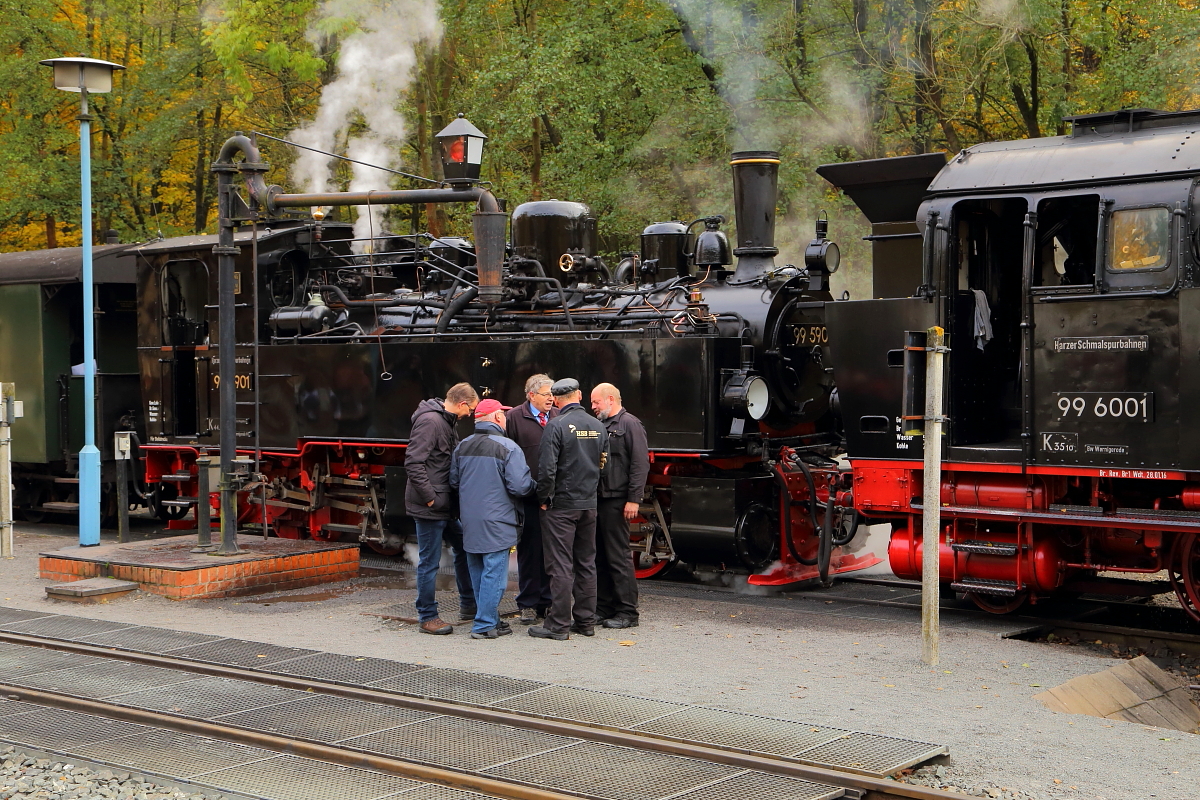  Generalstabsbesprechung !(Bild 1) Vor der Weiterfahrt des IG HSB-Sonder-PmG`s nach Stiege, wird am 23.10.2016 im Bahnhof Alexisbad, von Reiseleitung, Zugführer und Lokpersonal die weitere Vorgehensweise festgelegt.