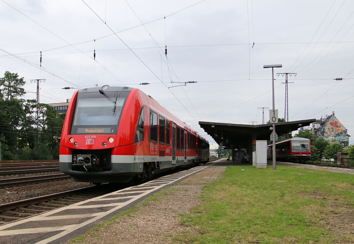 Generationen-Treff: 622 009/509 auf Betriebsfahrt begegnet in Köln West einer Mehrfach-Traktion 628er  mit dem Ziel Trier. Aufgenommen am 15.07.2014.