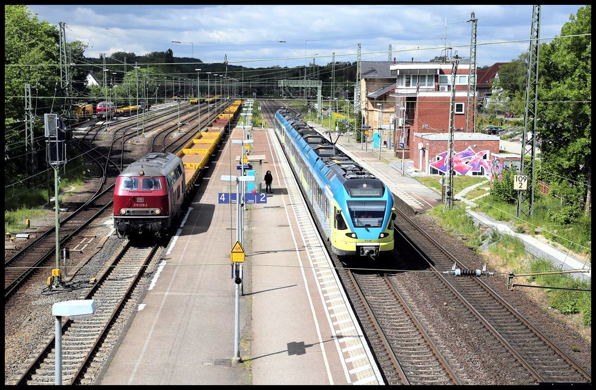 Generationen Treffen am 12.05.2020 im Bahnhof Hasbergen. Während der ET 9.05 der Eurobahn als RB 66 um 11.34 Uhr in Gleis 2 hält, wartet auf Gleis 4 die inzwischen betagte 215028-2 von EfW mit ihrem Flachwagen Zug nach Bremen auf die Abfahrt. Die 215028 hatte zuvor den Zug zusammen rangiert und auf Gleis 4 gedrückt. Das durch Sprayer verunzierte Gebäude dient heute übrigens als Technik Anlage für den von Osnabrück aus ferngesteuerten Bahnhof Hasbergen. Das große Stellwerk ist nicht mehr besetzt.