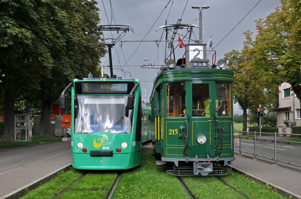 Generationen Treffen am Eglisee. Der Be 6/8 Combino 306 (2001 in Betrieb genommen) verlässt gerade den Baustellen bedingten Einspurbetrieb bei der Haltestelle Eglisee, während der Be 2/2 215 (1933 in Betrieb genommen) auf die Fahrtfreigabe wartet. Die Aufnahme stammt vom 16.08.2014.