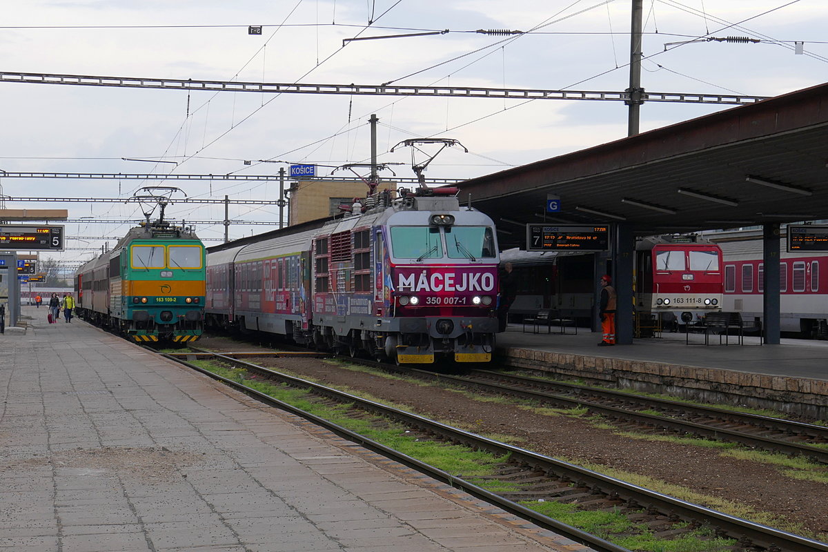 Generationen-Treffen in Kosice. Die Lokomotive 350 007 gehört der zweiten Generation an und wurde Anfang der 70er Jahre in Pilsen gebaut. Sie warb für die Eishockey-WM in der Slowakei 2019. Die beiden Loks 163 gehören zur dritten Generation und werden mittels Leistungselektronik gesteuert.
Kosice, 17. April 2019