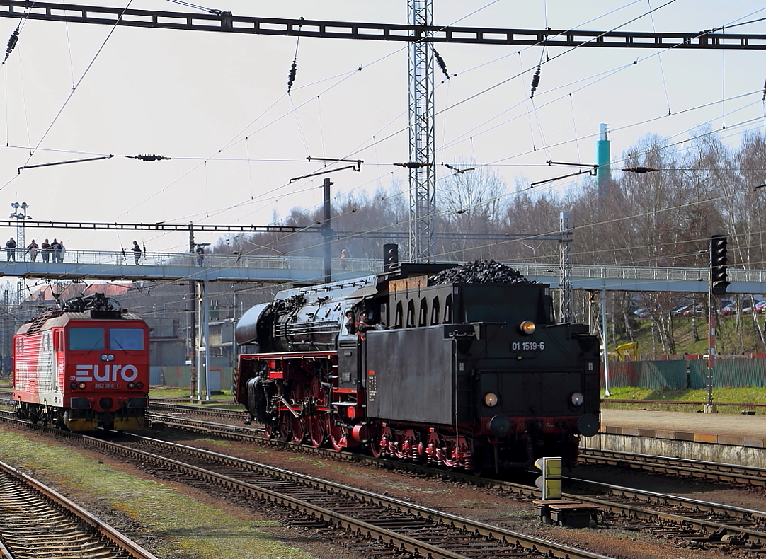 Generationenbegegnung am 02.04.2016 im Bahnhof Cheb (Eger). Während 01 1519 der EFZ im Rahmen einer Sonderzugveranstaltung der Eisenbahnfreunde Glauchau und der PRESS auf Rangierfahrt ins Bw zum Auffüllen der Wasservorräte ist, durchfährt gleichzeitig 362 086 den Bahnhof.