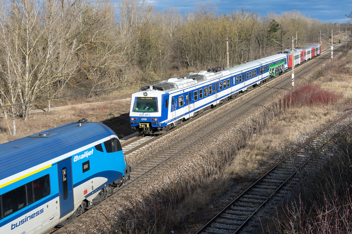 Generationentreffem auf der Nordbahn bei Strasshof: 4020 307 als S- Bahnzug nach Wien Meidling begegnet einen CD-railjet nach Prag. Die Aufnahme entstand am 04.02.2021.