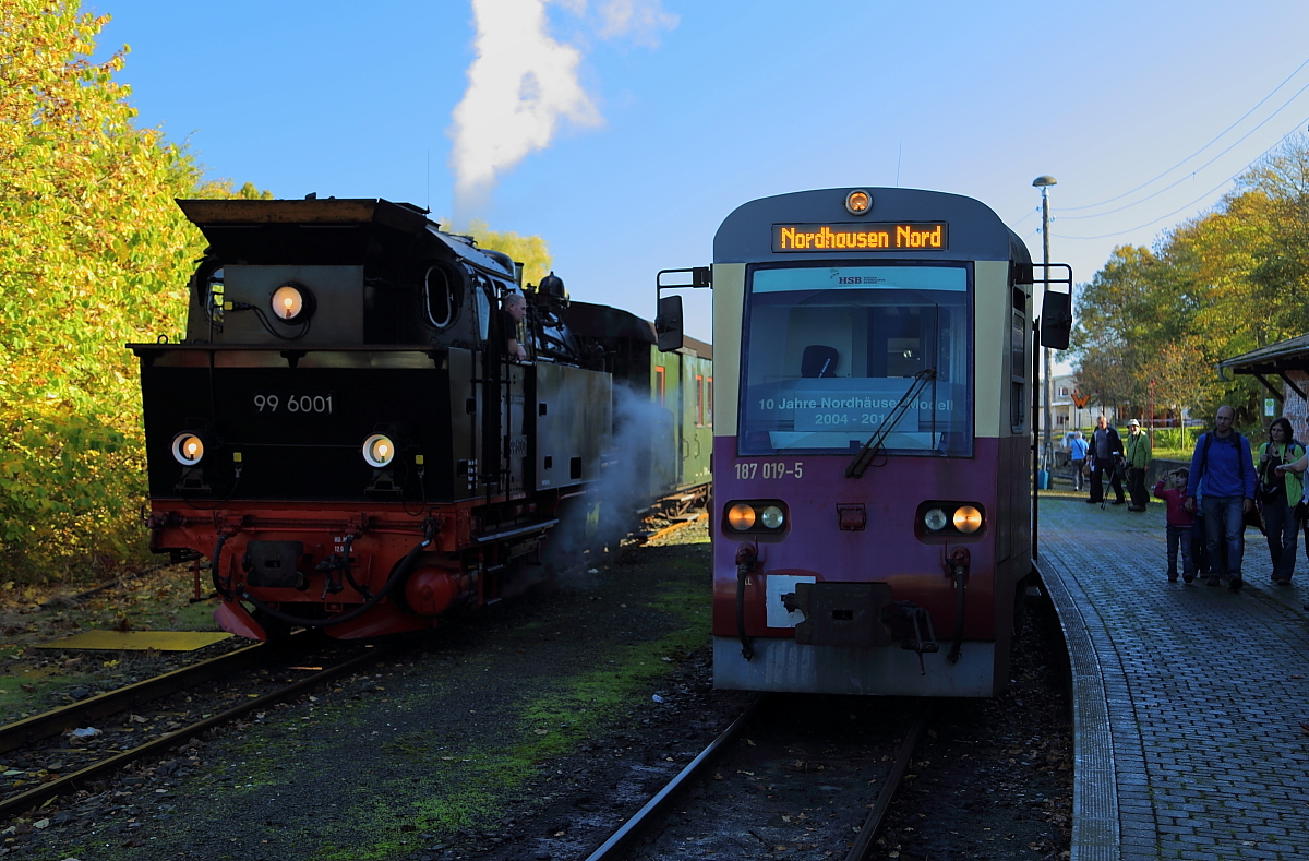 Generationentreffen am Mittag des 19.10.2014 im Bahnhof Harzgerode. Während links Dampflok 99 6001 mit einem IG HSB-Sonder-PmG auf die Freigabe zur Ausfahrt wartet, wird kurz zuvor der rechts stehende Triebwagen 187 019 als P8981 nach Nordhausen Nord abfahren.