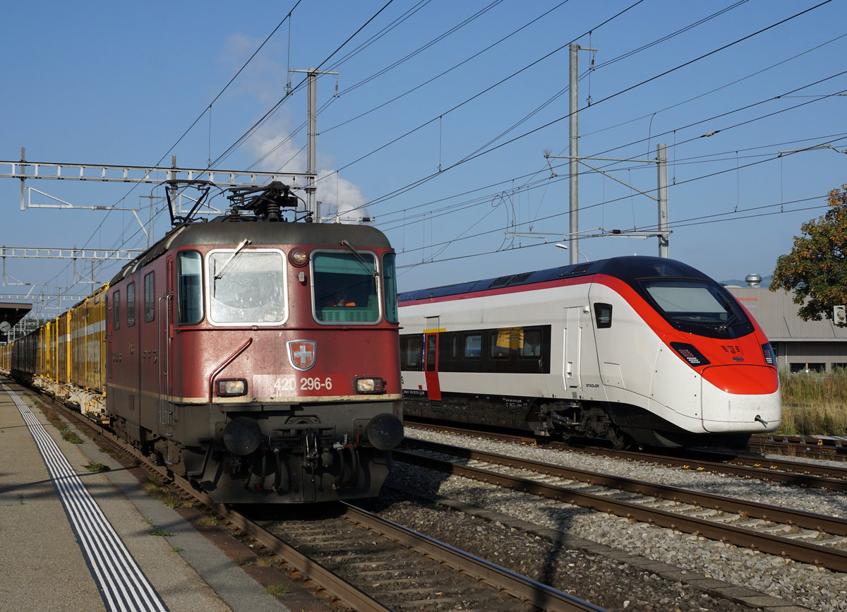 GENERATIONENTREFFEN in Luterbach-Attisholz
SBB CARGO
SBB Personenverkehr
Die alte Re 420 296-6 mit ihrem Postzug anlässlich einer Begegnung mit dem nigelnagelneuen GIRUNO in der Morgensonne vom 9. August 2018.
Foto: Walter Ruetsch 