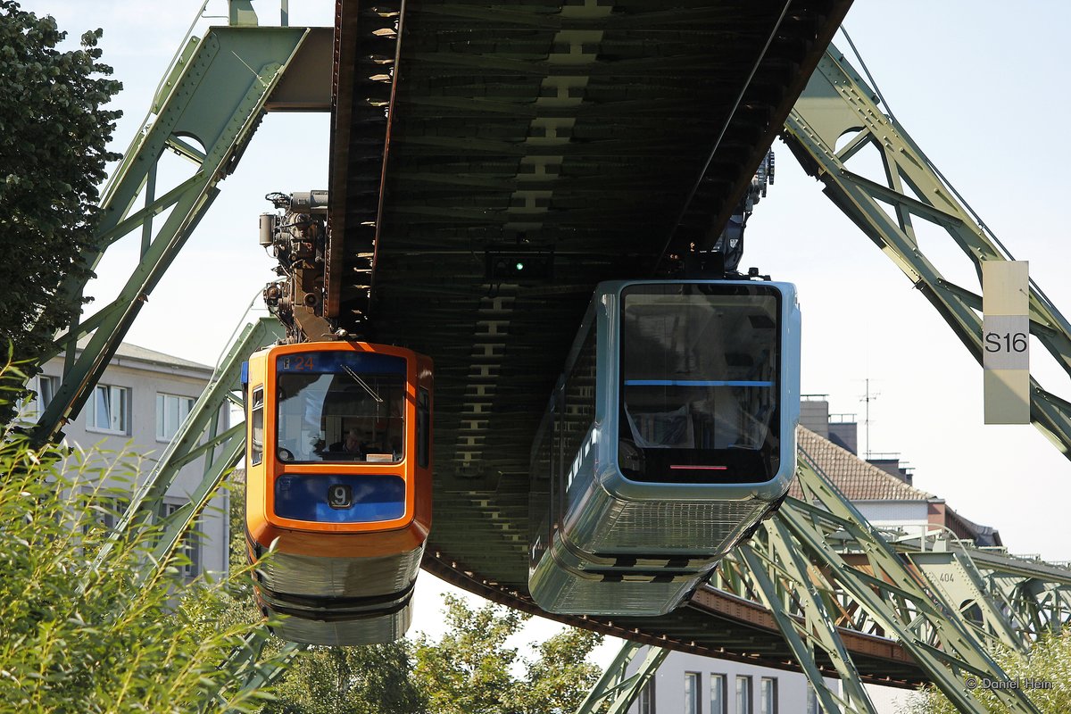 Generationstreffen Gtw 72/24 und die neue Schwebebahn Gtw 15/03 als Fahrschule in Wuppertal, August 2016.