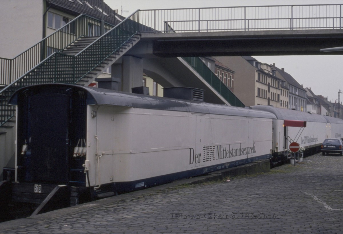 Generator Wagen für Ausstellungszug IBM am 8.6.1988 im unteren Haupt Bahnhof von Osnabrück. Der Wagen trägt die Nummer: 518092-45422-3 D.