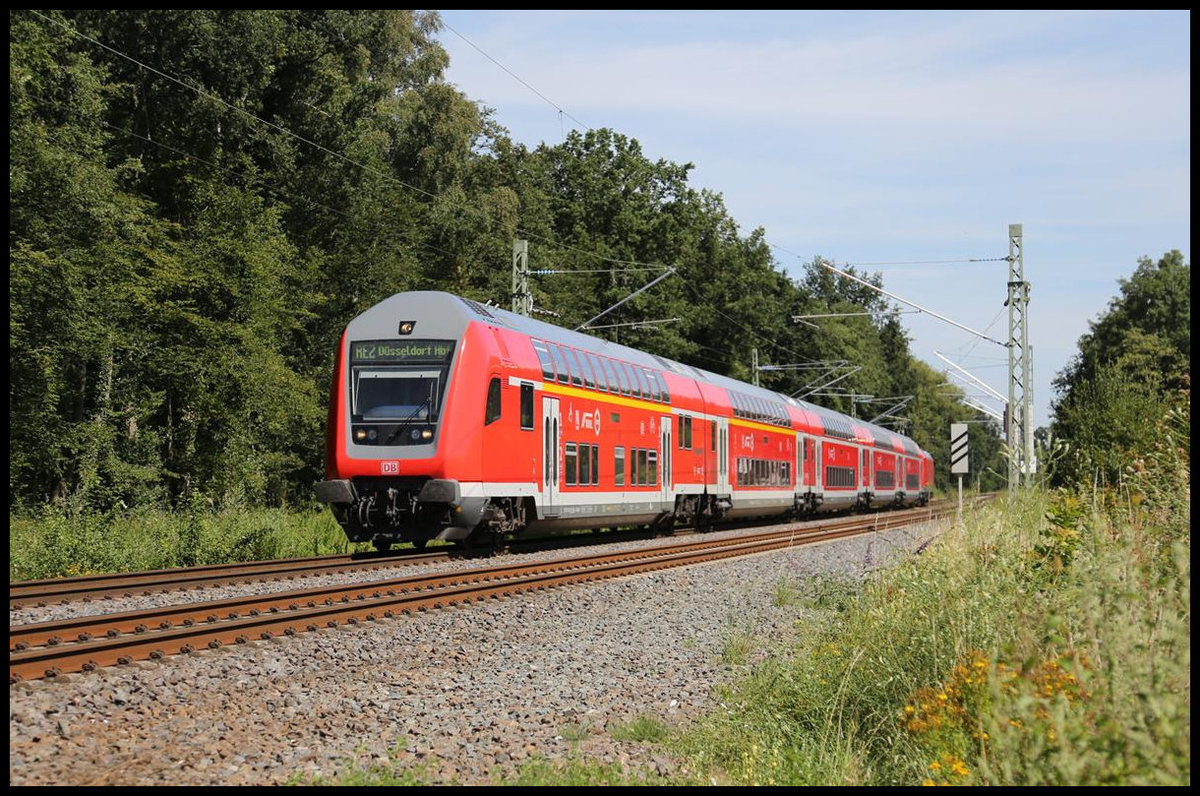 Generell laufen alle RE 2 Züge auf der Rollbahn mit Steuerwagen voraus in Richtung Düsseldorf. Hier ist ein solcher Zug am 30.07.2020 um 11.55 Uhr auf der Rollbahn bei Natrup Hagen unterwegs.