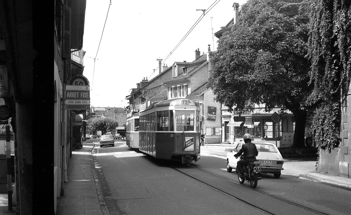 Genf Tram__Zug der Linie 12 bei der Haltestelle 'Chêne-Bourg Poste' mit Bw 304 [Schweizer Standardwagen 50er Jahre].__31-08-1976