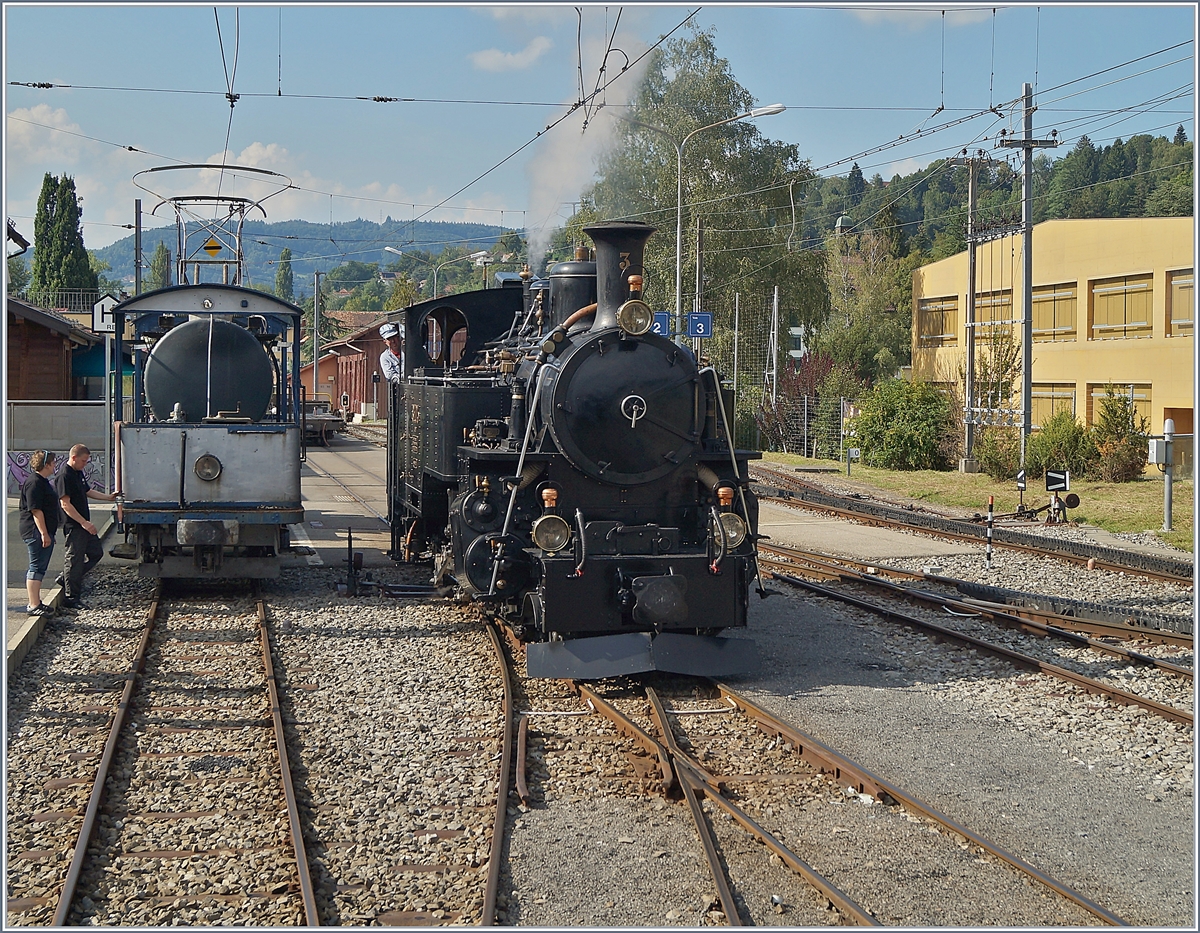 Genug geregnet, die Blonay Chamby Bahn darf wieder dampfen! Während links im Bild der Xe 2/2 N° 1 als Löschzug wartet, ist die BFD HG 3/4 N° beim Umfahren ihres Zuges, (welchen ich als Fotostelle nutzte. Die wieder dampfende B-C war ein guter Grund, nach Chaulin zu fahren und überhaupt nicht neugierig ein Blick hinter die Kulissen des bals stattfindenden  Bernina Festiavals  im Rahmen der 50 Jahr Blonay- Chamby Bahn Feier zu werfen.
Blonay, den 19. August 2018