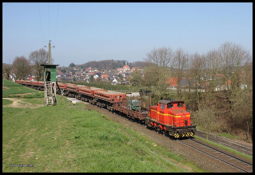 Georgsmarienhütten Eisenbahn am 11.4.2016: Vor der Kulisse von Holzhausen mit dem Kloster Ohrbeck kehrt GMH 8 mit einem Leerpark vom Augustaschacht zurück!