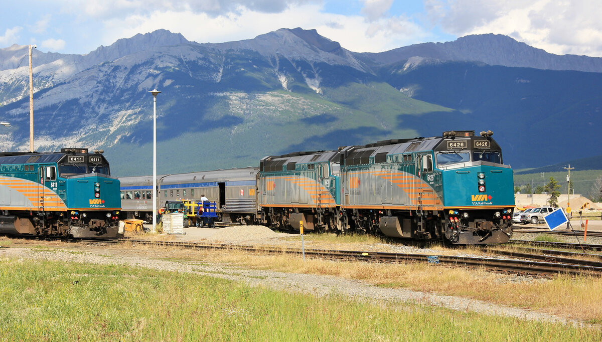 Gep�ckaus- bzw einlad beim Canadian # 1 in Jasper in der Abendsonne. Jasper, 5.8.2012