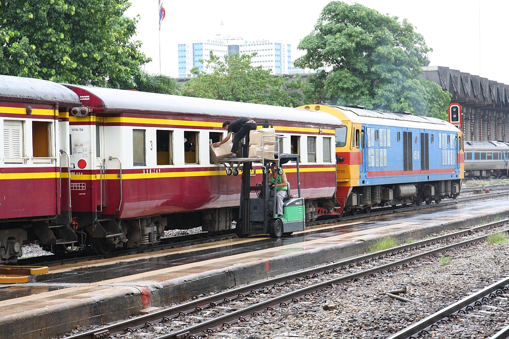 Gepäckverladung auf thailändisch. Hua Lamphong Station am 30.Mai 2017.