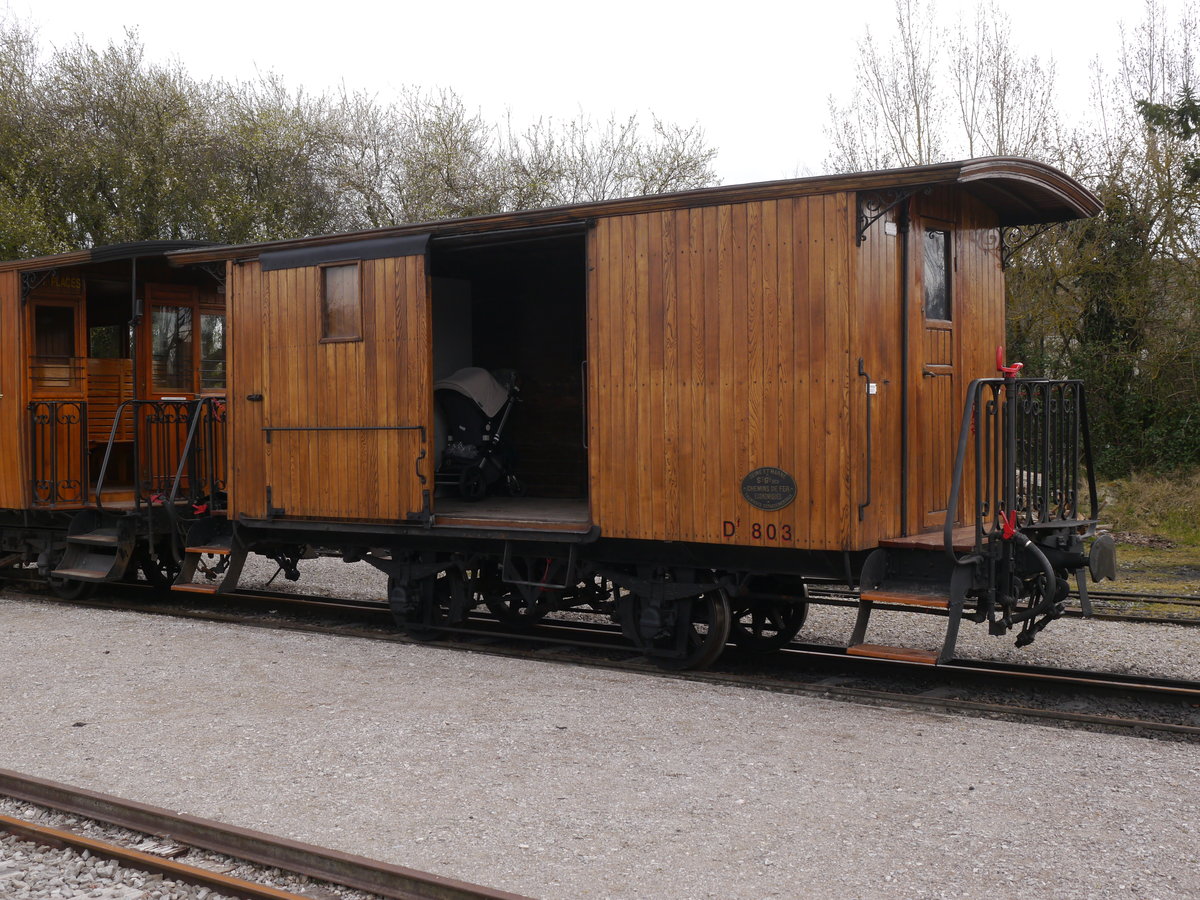 Gepäckwagen Df803 der meterspurigen Museumseisenbahn Chemin-de-Fer-de-la-Baie-de-Somme (CFBS). Der Wagen wurde 1901 von ANF Blanc-Misseron für das Réseau-Seine-et-Marne gebaut. Der Betrieb dieses Netzes wurde durch die Société générale des chemins de fer économiques (SE)(deutsch: Allgemeine Kleinbahn-Gesellschaft) durchgeführt. 

26.03.2016 Le Crotoy