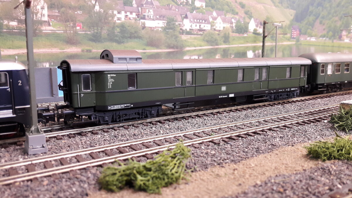 Gepäckwagen der Gruppe 38 D4üe ,ein bis weit in die 60 Jahre eingesetzter Gepäckwagen für Schnell / D-Züge , Modell Liliput L383991