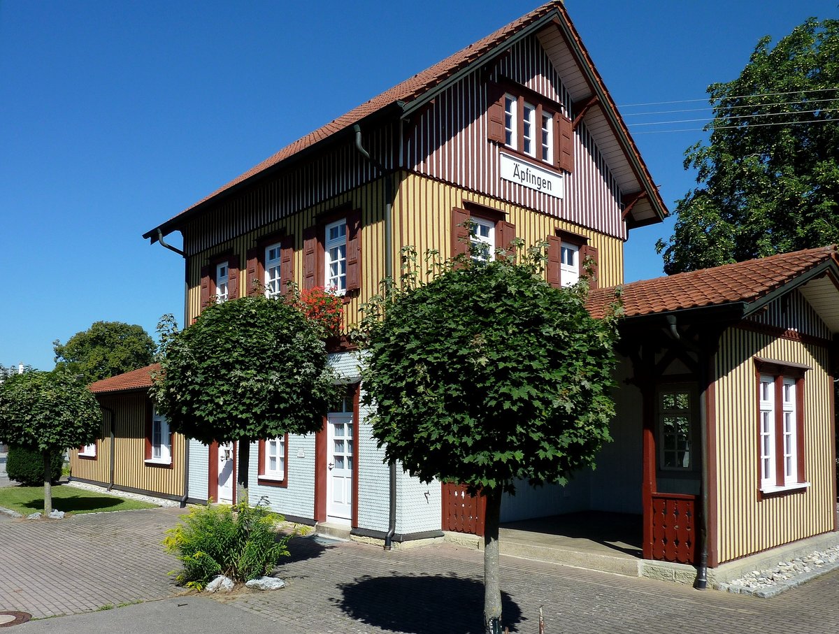gepflegtes Anwesen, der Bahnhof Äpfingen an der Öchsle-Museumseisenbahn in Oberschwaben, Aug.2012
