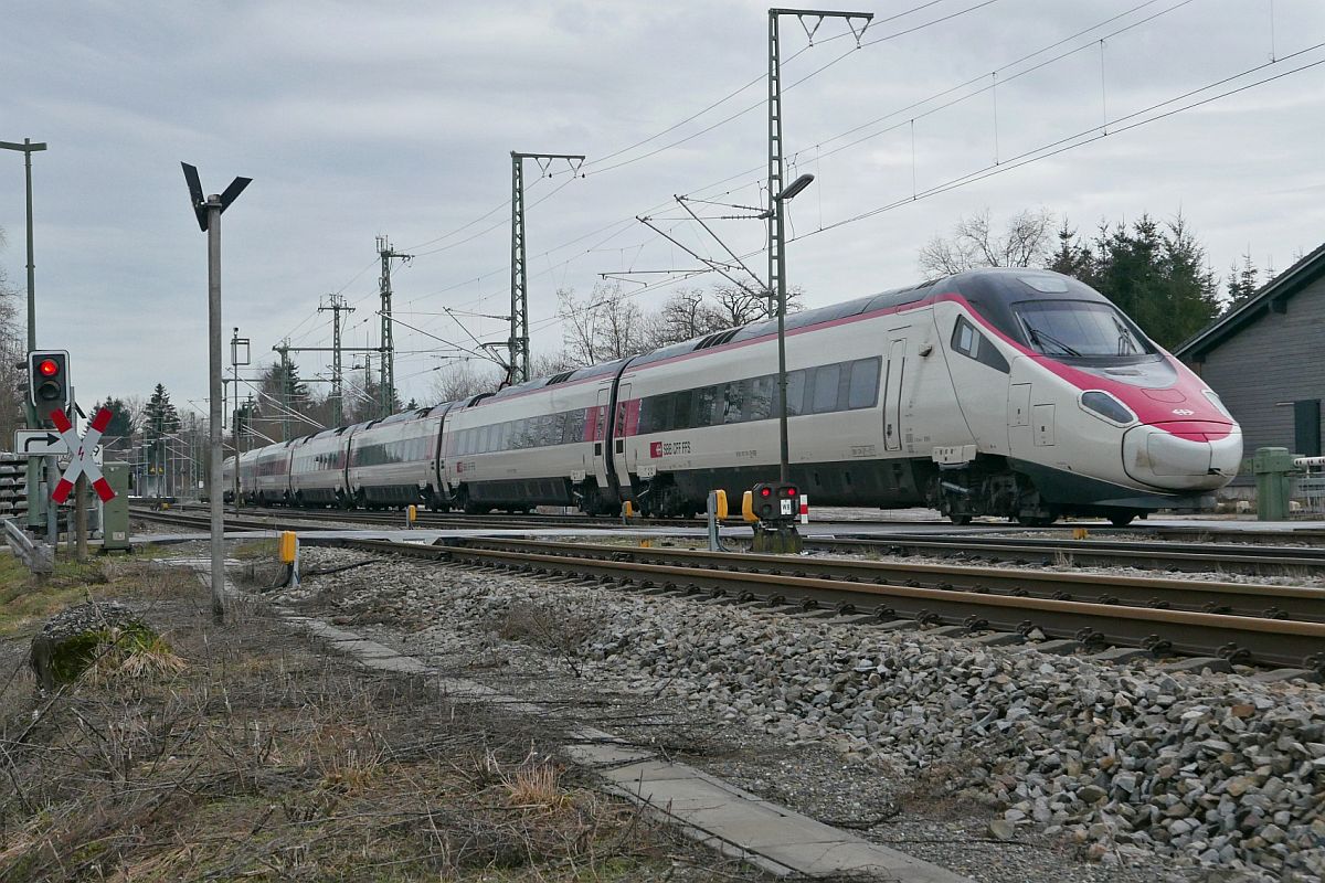 Geplant war, den Astoro von vorne zu fotografieren. Als der ECE 196 von Mnchen nach Zrich am 19.02.2021 Hergatz erreichte und die verschmierte vordere linke Seite zu sehen war, wurde aus diesem Grund der unerkannt gebliebene RABe 503 von hinten fotografiert.
