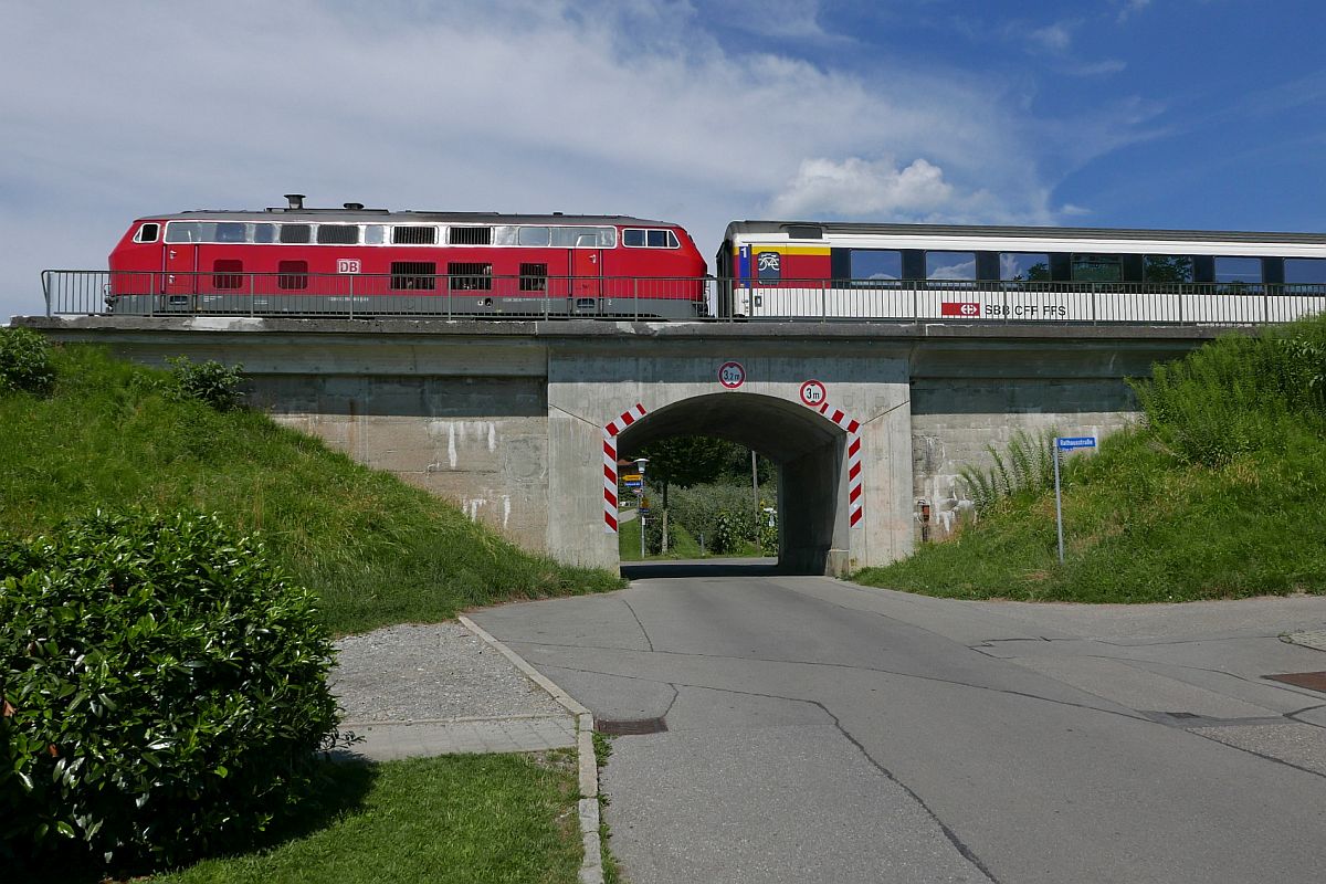 Geplant war ein Bild mit zwei 218ern auf der Brcke, die den EuroCity nach Mnchen ziehen. Es kam anders. Von weitem hrbar zieht am 15.07.2018 nur 218 428-1 die Wagen des EC 195, St. Gallen - Mnchen, in Bodolz die Steigung hinauf in das Allgu.