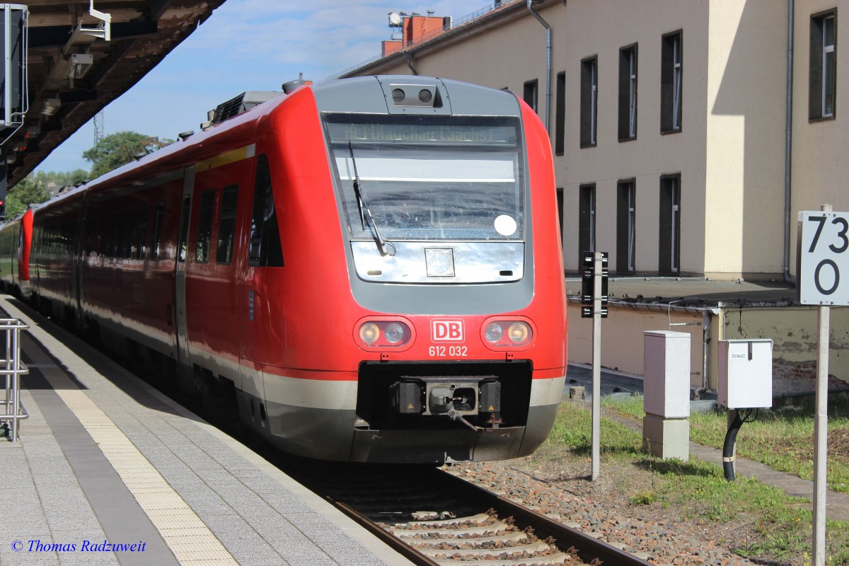 Gera Hbf am 17.9.2015. RE 1 nach Glauchau ist gerade in den Hauptbahnhof von Gera eingefahren. Der vordere Zugteil fährt weiter nach Glauchau in Sachsen an der Hauptstrecke Zwickau - Chemnitz - Dresden.