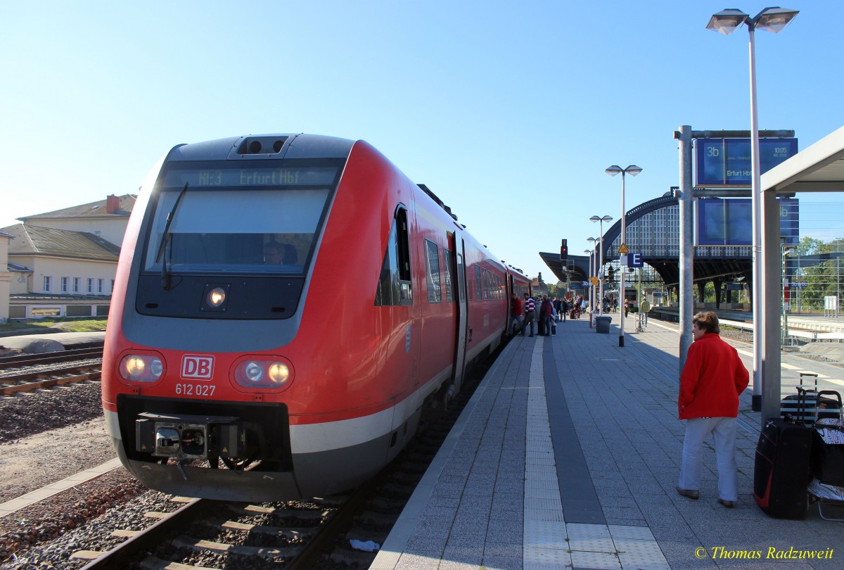 Gera Hbf am 19.9.2015 um 10.00 Uhr. Der RE 3 von Altenburg nach Erfurt (KBS 565  Holzland-Bahn ) wird mich nach Weimar bringen. Eine der wichstigsten Stationen der KBS 565 sind Jena-Göschwitz und Jena-West.