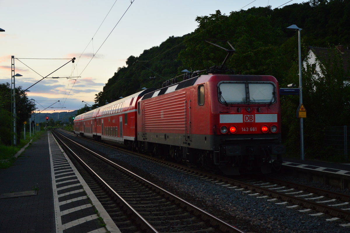 Gerade ist die 143 661 mit einem RB 27 am späteren Abend des 7.8.2016 in Leubsdorf eingefahren auf ihrem Weg nach Köln Hbf, hier ist sie mit gut 6 min Verspätung unterwegs gewesen.