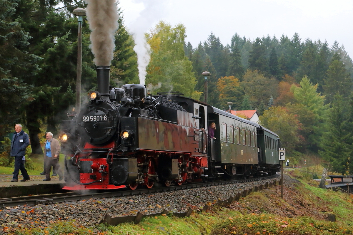 Gerade ist 99 5901 am 17.10.2015 mit ihrem IG HSB-Sonderzug in den Haltepunkt Sorge eingefahren. Da auch hier eine Scheinausfahrt angesetzt ist, schwärmen die Fotofans schon mal aus, um sich die besten Aufnahmeplätze zu sichern.