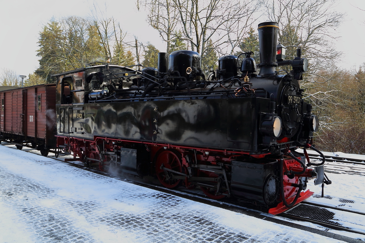Gerade ist 99 5901 mit ihrem IG HSB-Sonderzug zum Brocken, am 24.02.2017 in den Bahnhof Drei Annen Hohne eingelaufen. Hier steht nun das routinemäßige Wasserfassen, sowie die Kreuzung mit einem Planzug an.