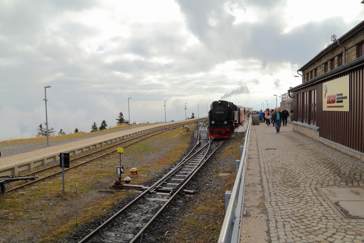 Gerade ist 99 7232 mit P8933 aus Wernigerode im Brockenbahnhof eingefahren. Kurz darauf geht es, nach dem Umsetzen der Lok, auch schon wieder talwärts.