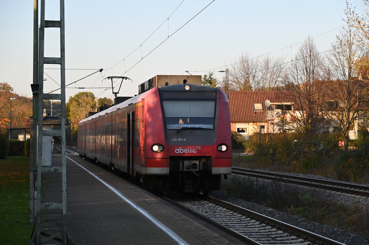 Gerade ist der Abellio 425 301-8 in Untergriesheim eingefahren, hat einige Fahrgäste an Bord genommen und bereitet sich auf die Abfahrt nach Bad Friedrichshall Hbf vor, die letzte Tür zum Fahrradabteil wird geschlossen und weiter geht es gen Tübingen.