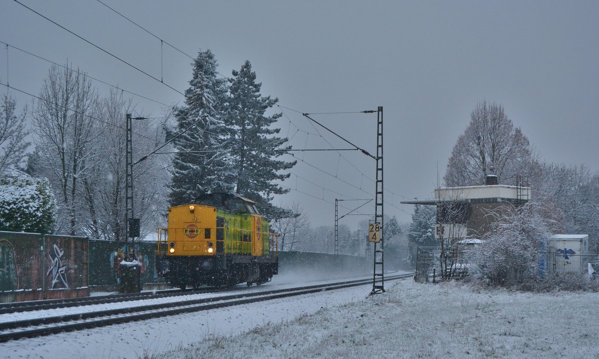 Gerade als ich gehen wollte, ging das Signal nochmal auf Fahrt und die Railfeeding Lok 24 alias 2284 603-2 ehemals 202 783-7 fuhr Lz durch Erftwerk gen Köln.

Grevenbroich 30.01.2019