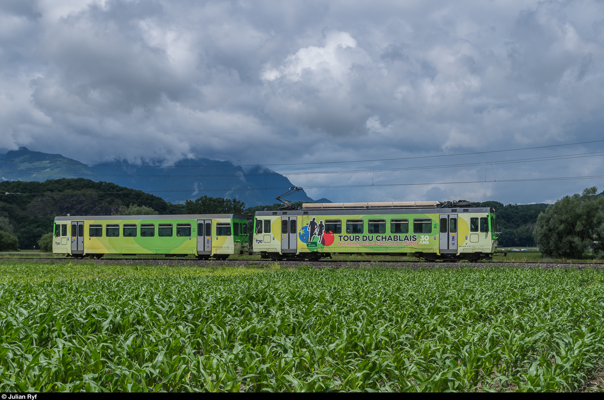 Gerade als ich mich am 19. Juni 2016 an der Strecke aufgestellt hatte, wurde der schöne rote ex-BLT-Zug leider gegen ein neueres grünes Exemplar ausgetauscht. So gab es halt ein Bild von BDeh 4/4 501 mit Werbebeklebung und Bt 531.