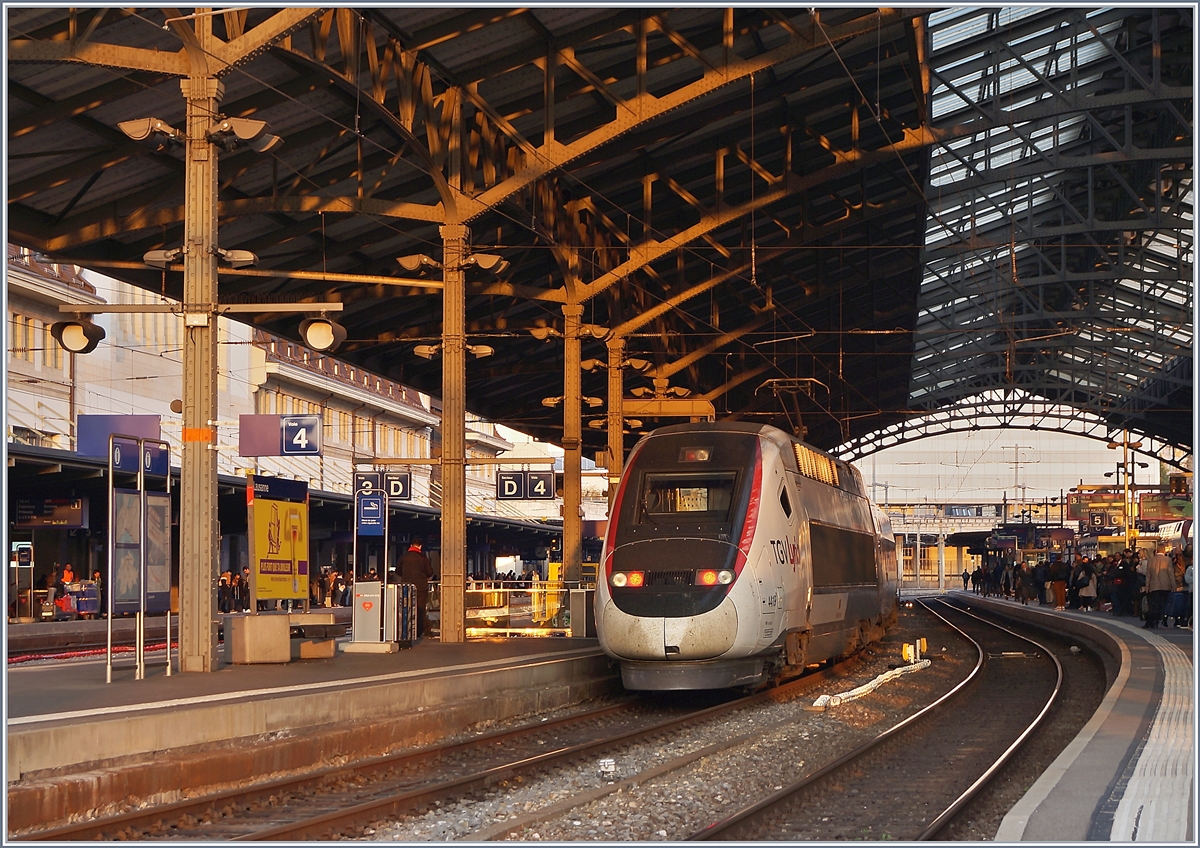 Gerade als die letzten Sonnenstrahlen des Tages in den Bahnhof scheinen, hat der TGV Lyria 9273 (Rame 4419) von Paris kommend, sein Ziel Lausanne erreicht.

1. April 2019