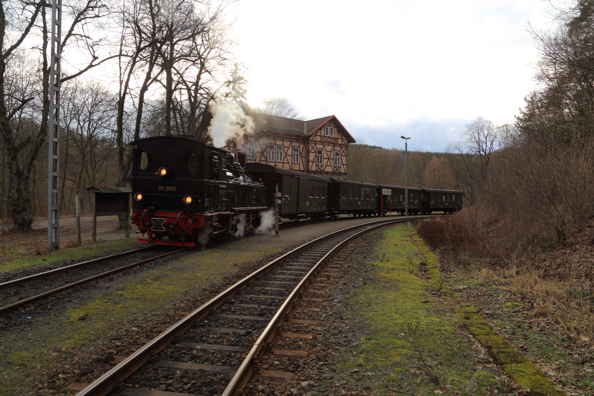 Gerade ist am 07.02.2016 99 5901 mit ihrem IG HSB-Sonderzug im Haltepunkt Mägdesprung eingetroffen. Bevor sie ihre Fahrt nach Quedlinburg fortsetzen kann, muß die Kreuzung mit einem Plantriebwagen abgewartet werden.