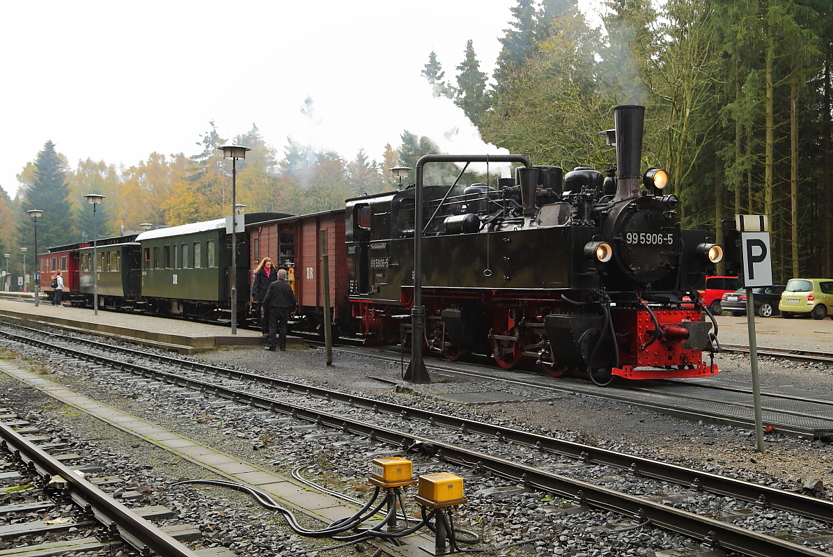 Gerade ist am 17.10.2014 Mallett-Lok 99 5906 mit ihrem Sonderzug der IG HSB in den Bahnhof Schierke eingefahren und nimmt jetzt nochmals Wasser, bevor es dann hinauf zum Brocken geht.
