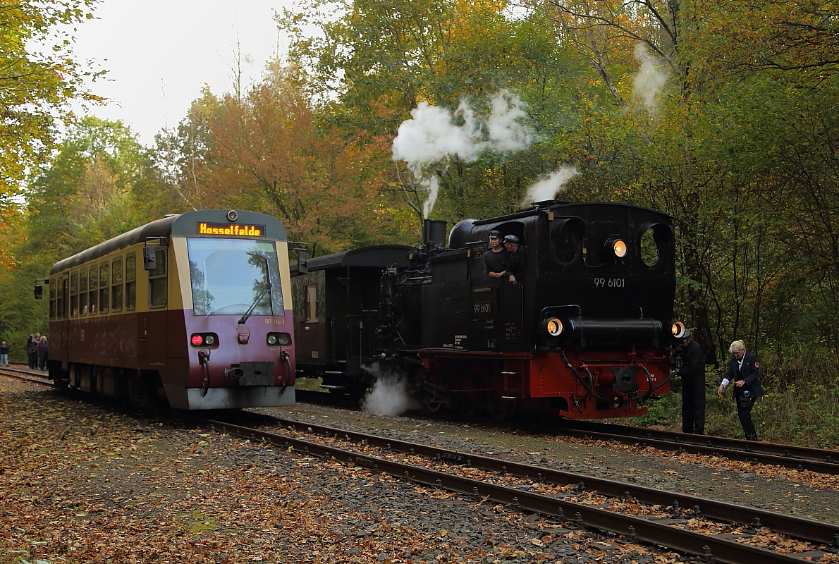 Gerade ist am 18.10.2014 Triebwagen 187 016 als P 8973 (Quedlinburg-Hasselfelde) im Haltepunkt Sternhaus-Ramberg eingefahren. Kurz darauf wird die auf dem Ausweichgleis mit IG HSB-Sonderzug wartende 99 6101 ihre Fahrt zum Endpunkt der heutigen Fahrt, Quedlinburg, fortsetzen.