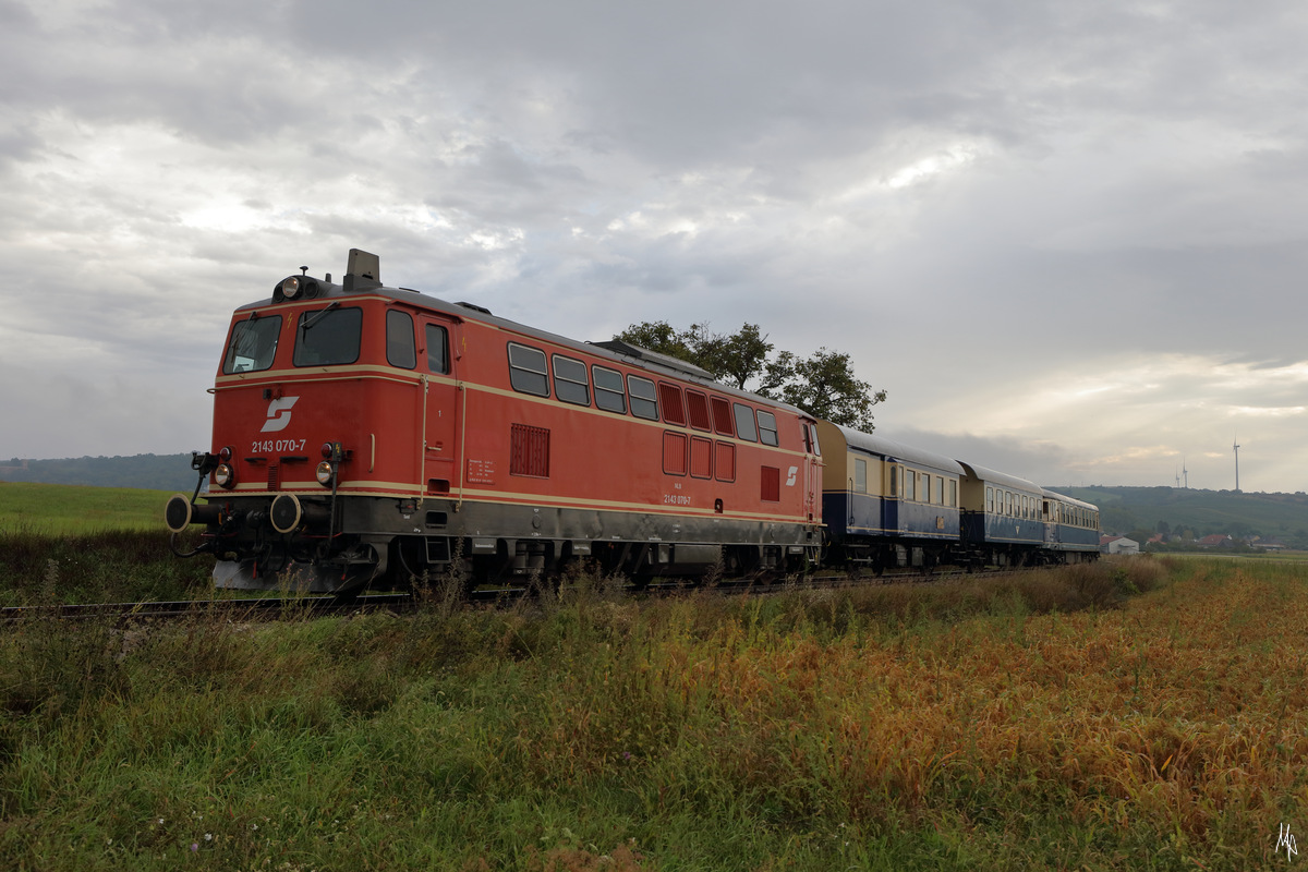 Gerade am 6. September, wo ein Fotozug am Großschweinbarther Kreuz unterwegs war, wollte sich die Sonne nicht so recht zeigen. Hier eine interessante Lichtstimmung am Beginn des Matzendorfer Berges. (06.09.2020)