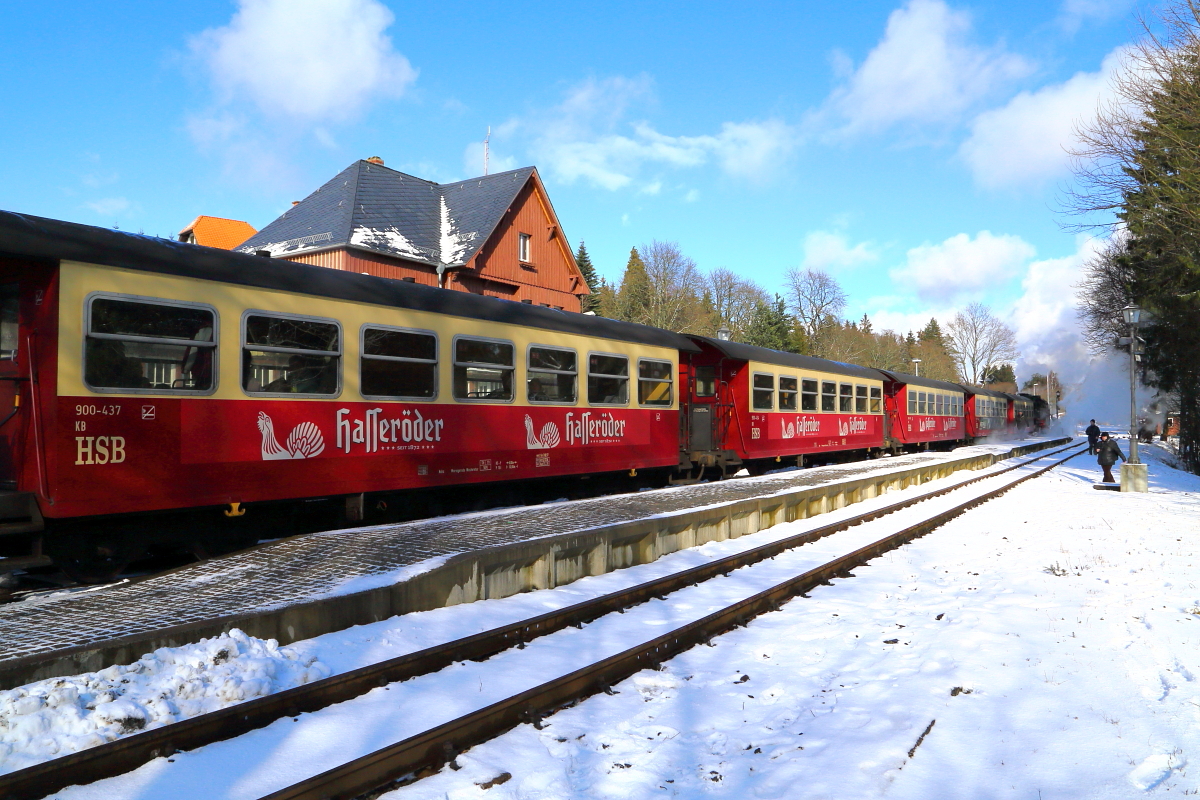 Gerade ist am Nachmittag des 24.02.2017 99 7243 mit P 8930 vom Brocken auf Gleis 2 in den Bahnhof Drei Annen Hohne eingelaufen. Hier nimmt die Lok Wasser und setzt danach die Fahrt zum Zielbahnhof Wernigerode fort. Für die Fotografen des auf Gleis 1 wartenden IG HSB-Sonderzuges wird es nun Zeit, wieder in denselben einzusteigen, um mit ihm auf den Brocken hinaufzudampfen.