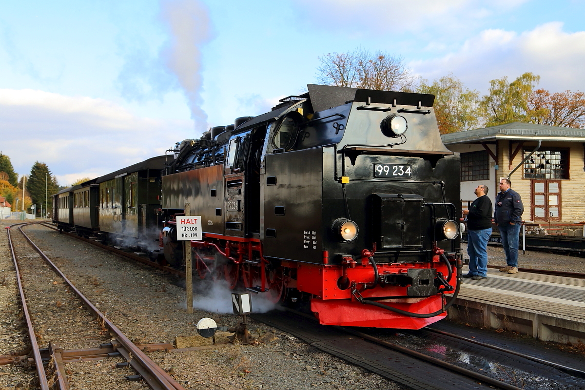 Gerade ist am späten Nachmittag des 21.10.2018 99 234 mit ihrem IG HSB-Sonder-PmG aus Gernrode, im Bahnhof Benneckenstein eingelaufen. (Bild 2) Das Schild neben der Lok ist spezifisch wohl nur bei den HSB zu sehen. Es bezieht sich auf die  Harzkamele , Dieselloks, die von Normal- auf Meterspur umgerüstet wurden. Mit ihrem doch etwas größeren Lichtraumprofil können sie nicht alle Gleisanlagen der Schmalspurbahn befahren, da dort manchmal einfach kein Platz für die großen Maschinen ist. Damit kein Malheur passiert, gibt es diese Hinweisschilder.
