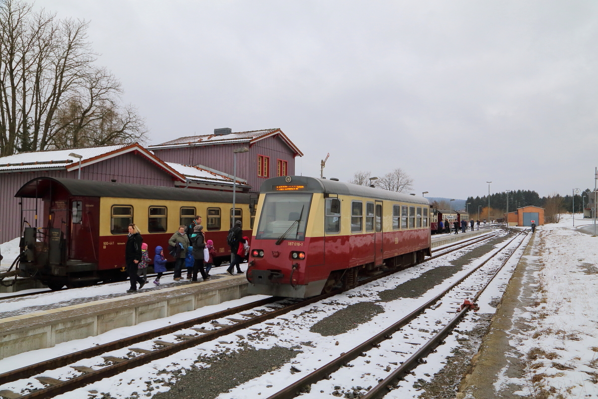 Gerade ist am Vormittag des 25.02.2017 Triebwagen 187 016 als P 8902 aus Eisfelder Talmühle und mit Fahrziel Wernigerode, in den Bahnhof Benneckenstein eingelaufen. Auf dem Bahnsteig ruft derweil die Zugführerin des links stehenden IG-HSB-Sonderzuges ihre  Schäfchen  zusammen, damit die Fahrt Richtung Hasselfelde fortgesetzt werden kann.