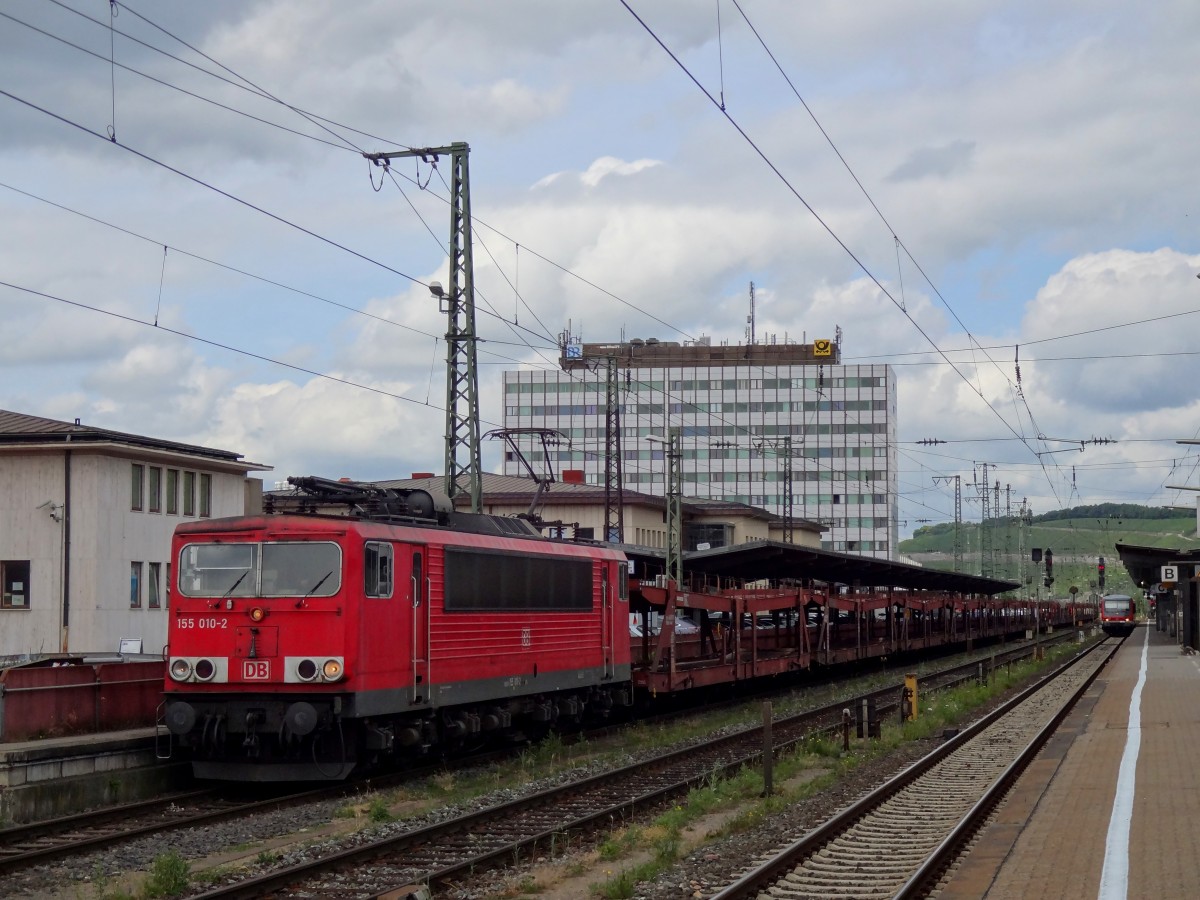 Gerade angekommen mit dem Zug erwartet einen doch ein richtiges Schmankerl!
Da steh ich gerade auf, verlasse meinen Zug, wage einen Blick in Richtung Güterstrecke und Zack! Da beschleunigte sich mein Gang, denn eine Lieblingsbaureihe näherte sich dem Ostlokfan, welcher im Süden leider nicht oft in den Genuss dieser Baureihe kommt. 
Und deshalb gelang mir ein Bild von 155 010-2 am 17.6.14 im Würzburger Hauptbahnhof, während die Lok vor einem Roten Signal warten musste. 