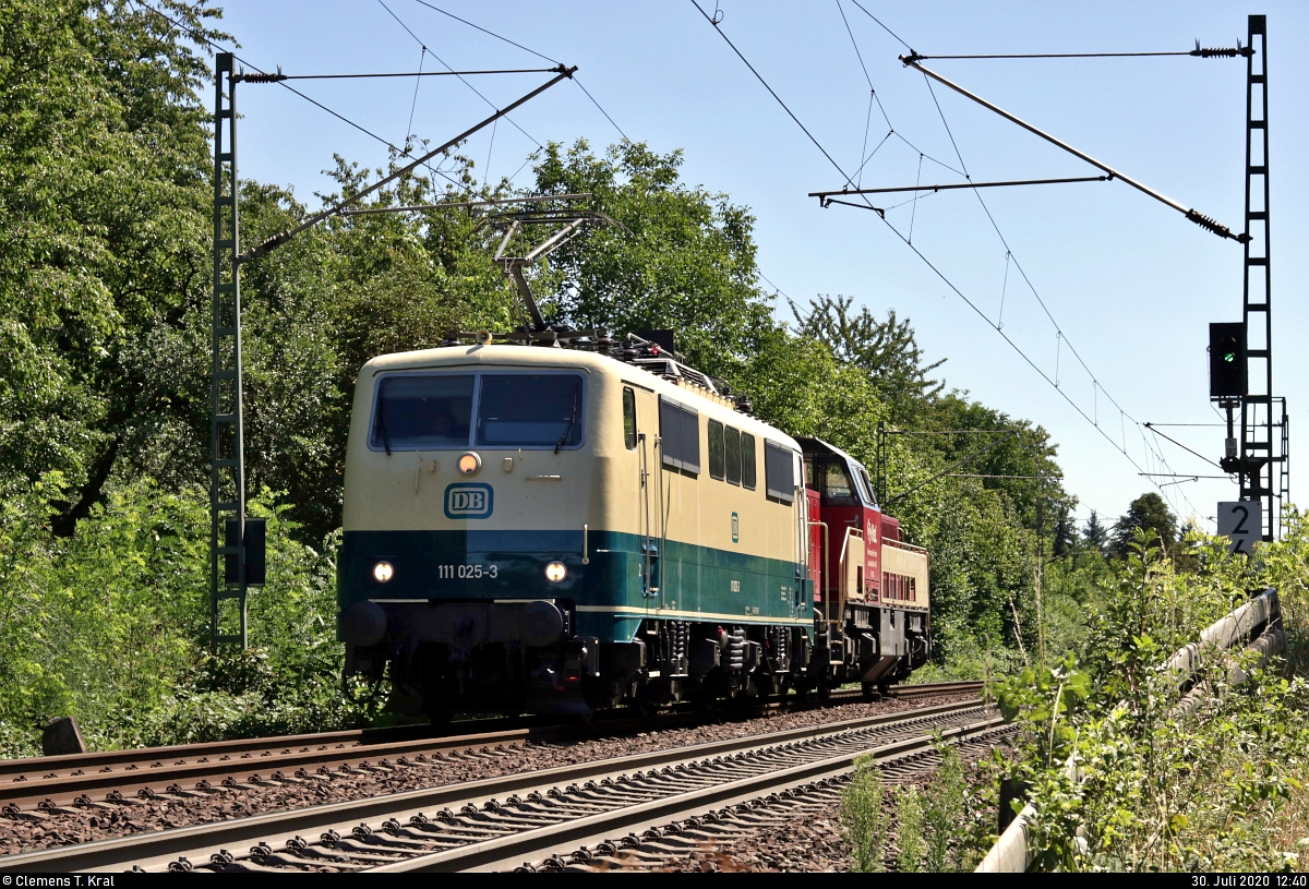 Gerade auf dem Sprung, dann doch noch eine Überraschung:
111 025-3 der Train4Train GmbH schleppt 265 300-4 (V 180 | Voith Gravita 15L BB) der Hohenzollerischen Landesbahn (HzL | Südwestdeutsche Landesverkehrs-AG (SWEG)) nahe Bruchsal Schlachthof auf der Bahnstrecke Bietigheim-Bissingen–Bruchsal (Westbahn (Württemberg) | KBS 770) Richtung Bruchsal.
Aufgenommen im Gegenlicht von einem öffentlichen Weg.
[30.7.2020 | 12:40 Uhr]