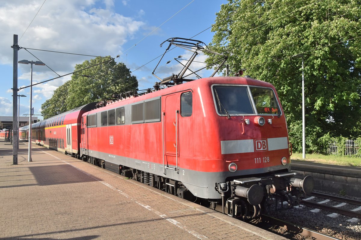 Gerade beschleunigt die 111 128 ihren RE4 nach Dortmund aus dem Rheydter Hbf gen Mönchengladbach Hbf. 12.6.2019