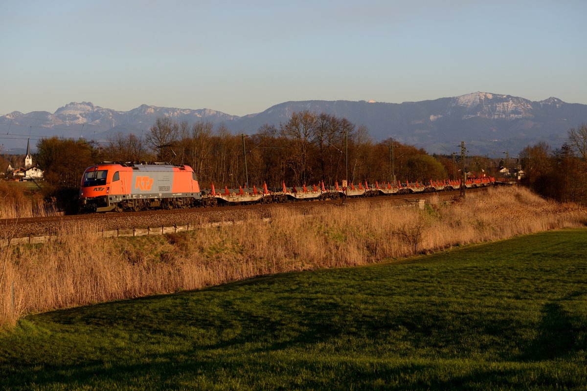 Gerade in dem Zeitfenster, zu dem die von mir sehr geschätzte Fotostelle bei Rann gut im Licht liegt, findet planmäßig kaum Güterverkehr statt. Umso erfreulicher, wenn eine Sonderleistung eingelegt wurde. So geschehen am 20. März 2014, als die RTS 1216 901 einen Stahlzug nach Herbertshofen bei Augsburg ins dortige Stahlwerk brachte und im schönsten Abendlicht mit den Chiemgauer Alpen im Hintergrund fotografiert werden konnte.