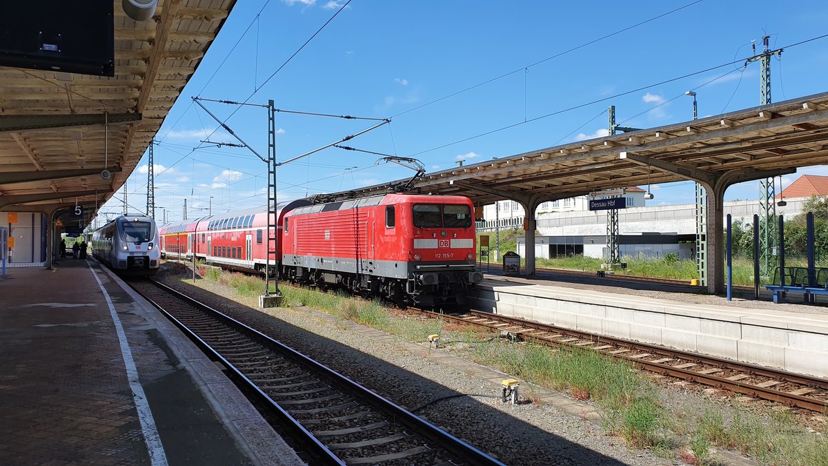 Gerade eingetroffen ist RE 7 (RE 3709) in Dessau Hbf, geschoben von 112 155. 
Die Züge fahren wohl derzeit statt der Talent 2 wegen deren Fristarbeiten. 

Links zu sehen ein unbek. Talent2 als RB nach Lutherstadt Wittenberg.
Die aktuellen  Bauhaus-Sitze  gibt es nur am Bahnseig 2/3.

Dessau, der 30.05.2020
